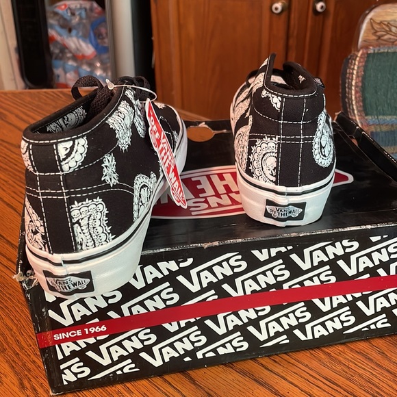 Vans Chukka Boot unisex in paisley skulls w 6.5, M 5 new with tags and box - Picture 5 of 14
